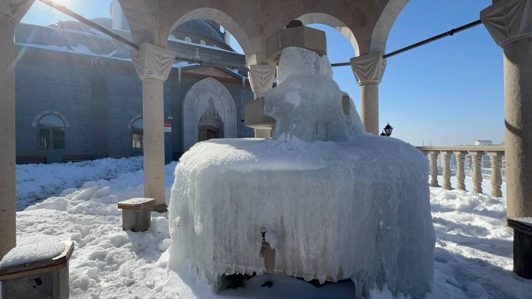 Burası Sibirya değil Erzurum! Eksi 25’i gördü, şadırvanlar buzdan şelaleye döndü 10